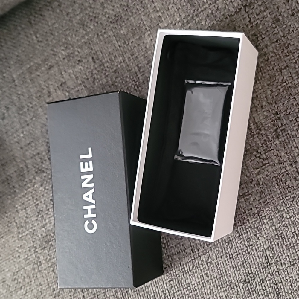 CHANEL - Picture 2 of 3